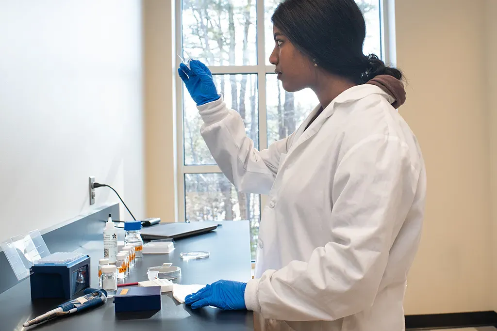 A student works in the neuroscience lab